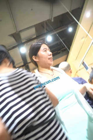 kc1623（空城原创）贴身长裙少妇逛超市，黑窄N夹进肥臀