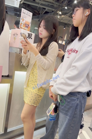 trump1314【KFC】学妹和同学逛街·别人学生装只有她穿了包臀裙骚窄内