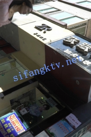 kc858（空城原创）粉裙眼镜小少妇独自逛街，微透天蓝N紧裹肉臀