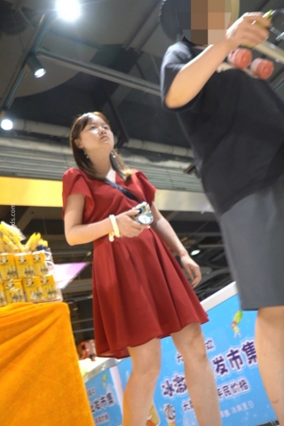 kc1473（空城原创）超市购物的红裙少妇，微透粉N包裹肉臀