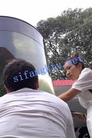 kc475（空城原创）和家人逛公园的白裙苗条少妇，波点淡绿NN