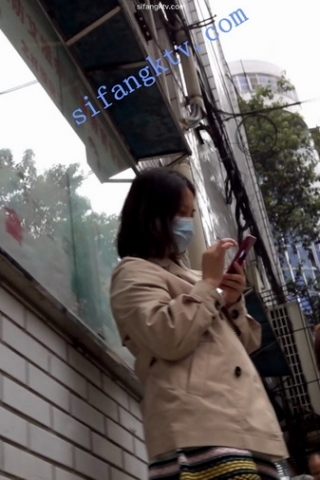 kc267（空城原创）接孩子放学的少妇，一路跟拍收下淡紫NN