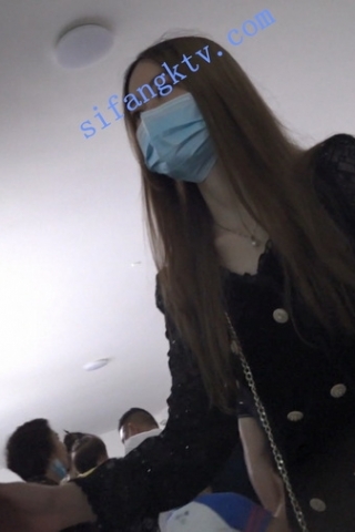 kc311（空城原创）陪家人逛公园的黑裙黑丝美艳少妇，穿着白N