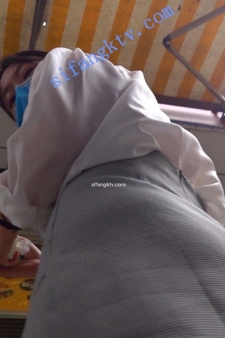 kc243（空城原创）买手抓饼的灰包裙少妇，性感的花边粉N肉臀