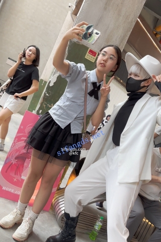 trump1115【KFC】短裙制服学生妹和闺蜜逛街拍照。灰色内内低角度CD