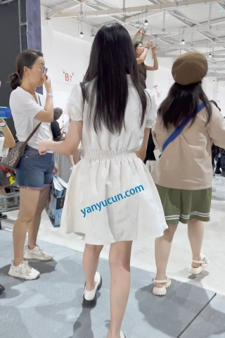 trump1419【KFC】长裙学生妹逛街·毫无察觉两腿中的相机·白色一次性内