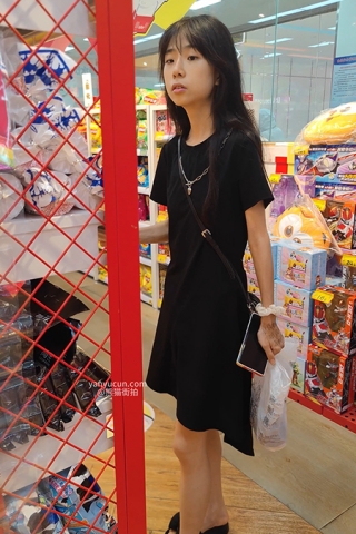 XM094黑色连衣裙小姐姐逛街买东西，粉色内内