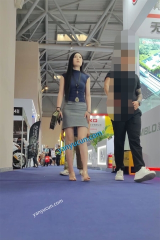 XM390灰色后面开叉极品美女和男朋友参加展会，性感白色窄内