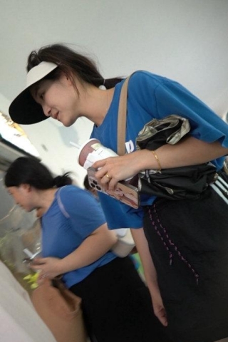 kc1506（空城原创）黑裙美少妇和家人逛公园，米白无痕N包裹肉臀