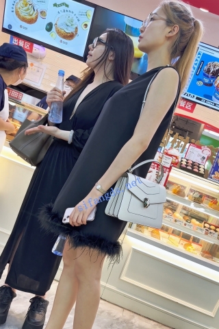 trump1129【KFC】长裙眼镜妹和闺蜜逛街买小吃。粉红色骚宅内前后CD